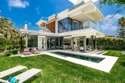 All About Villa Gladiolo