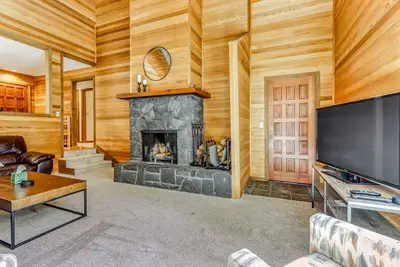 Image de South Meadow home with deck, grill, pool, hot tub, tennis, & golf