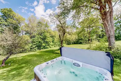 Image de Secluded escape on rolling acreage with hot tub, deck, gas grill, & fast WiFi