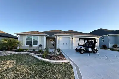 Image de 5 Minute Golf Cart Ride To Brownwood, Restaurants, Entertainment