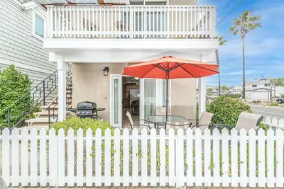 Image de New Listing! | Ideal Vacation Headquarters! | 1 Block to Beach! | Walk to all the Hot Spots