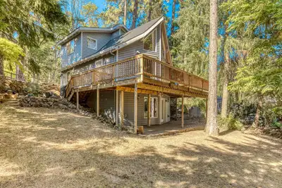 Image de Dog-Friendly Getaway w/ Deck, Grill & Ac – Short Walk Downtown