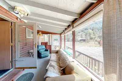 Image de Rustic & secluded cottage home with high-speed WiFi, fireplace, & W\/D - 1 dog Ok
