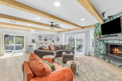 Image de New Lake Front W/ Private Dock, Hot Tub & Sauna!