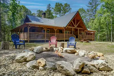 Image de Secluded home with wraparound deck, fireplaces, firepit & washer/dryer