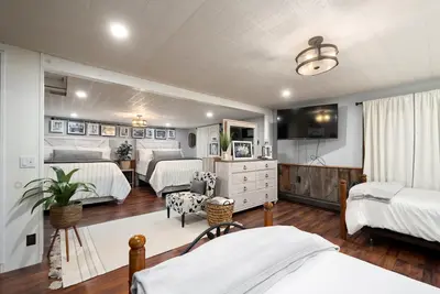 Image de Cabin rental with Hot Tub, Fire Pit, mini fountain pond, hammocks, corn hole.