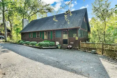 Image de Cozy 2 bedroom cabin with hot tub and 2 fireplaces