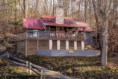 Image de 3 king suites, hot tub, fireplace, near all.