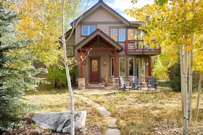 Image de New Spacious bright home. Stunning Mountain Views, Close to resorts and downtown