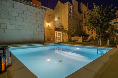 Image de Charmante petite maison en pierre avec piscine au cœur du village