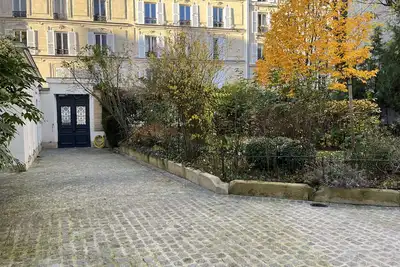 Image de Appartement calme et cozy sur cour fleurie à Paris.