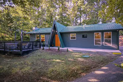 Image de Paradise at the Smokies. Mountain Cabin w/ Hot Tub, Pool Table & Basketball Hoop