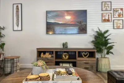 Image de Charming 3 bd/2ba home - King bed w/ non heated Pool near Old Town Scottsdale!