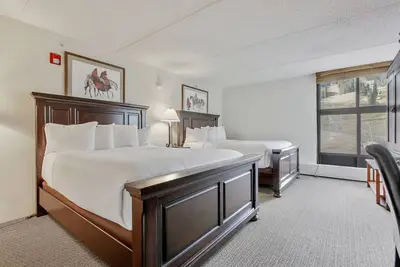 Image de Mountain Plaza Hotel Style Room with 2 Beds #425 by RedAwning