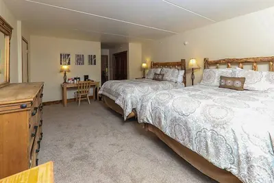 Image de Mountain Plaza Hotel Style Room with 2 Beds #406 by RedAwning