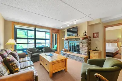 Image de Mountain Plaza 2 Bedroom Condo #325/327 by RedAwning