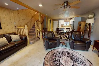 Image de Walk to Lifts | Wooded Area | Rustic Interior | French Henry B2
