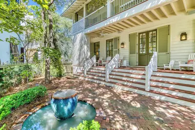 Image de Bridgerton Cottage - Southern Charm at the Beach!