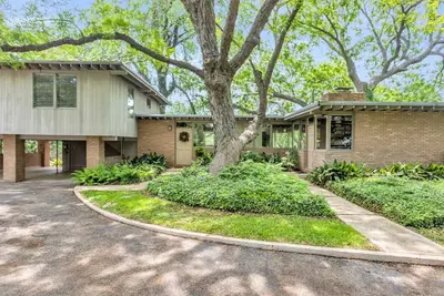Image de New! ! ! Luxury Riverfront Oasis with Gorgeous Oaks and Ping Pong Table!