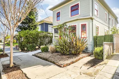 Image de Charming top floor duplex with garden-patio.