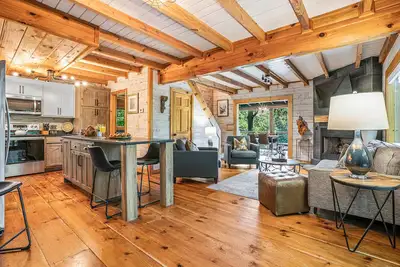 Image de Lakefront Cabin w/hot tub, views, renovated