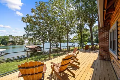 Image de Charming Lake Norman Log Cabin