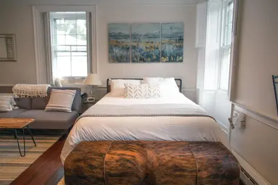 Image de ♥ Historic Studio Minutes to Salem+Beaches Old Town Marblehead Private Parking ♥