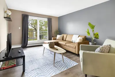 Image de New Modern Condo | Steps from Rogers Place and Macewan University!