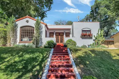 Image de Westside Spanish Bungalow -Hot Tub & Walk to Downtown Square!
