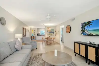 Image de Condo# 112 20 % Off exclusive time only. Beautiful 2br/2ba Updated unit!