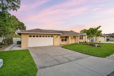 Image de Honey Glow Bungalow  | Screened-In Porch, Patio + Yard Games!