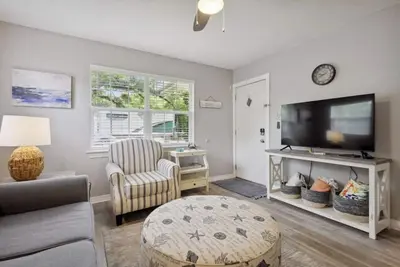 Image de Beach Bungalow! Minutes to the Beach, Shopping, & Downtown!