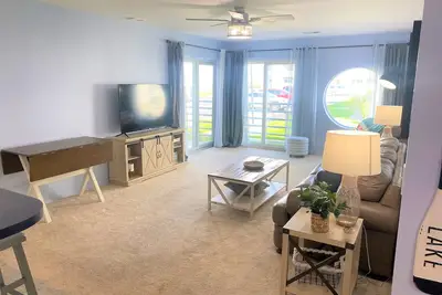 Image de 2 Br Condo - Pool & Hot Tub - Walk to the Jet! - Lake Life