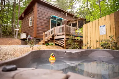 Image de Serenity Ridge Cabin A: Couple's Getaway + Hot Tub