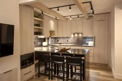 Image de Fully Remodeled Modern Condo Steps from Warm Springs Lift