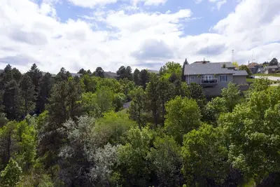 Image de Immaculate modern home with stunning views nestled into a beautiful valley.