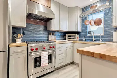 Image de Marvelous Midcentury-Hot Tub & 5 Blocks to Town Center