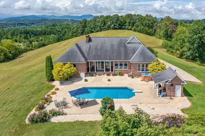 Image de Luxury Getaway Home! Pool~HotTub~Sleeps18