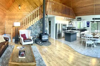 Image de Peony Point - Semi Waterfront - Shuswap Vacations and Sledding Accommodation