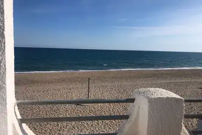 Image de Nice Apartment In First Line Of Beach M4