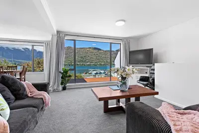 Image de Home with great views, perfect for families or groups.