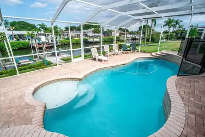Image de Waterfront pool house in Apollo Beach! Pool is heated.