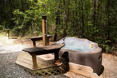 Image de Serenity Ridge Cabin B: Couple's Retreat + Hot Tub