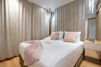 Image de Adorable King Size Bed Flat. Perfect for long Stays