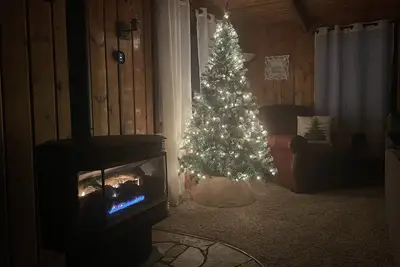Image de Cozy cabin w/hot tub--- 30 miles from Yellowstone!