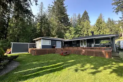 Image de West House! A beautiful lake front home with hot tub and dock.