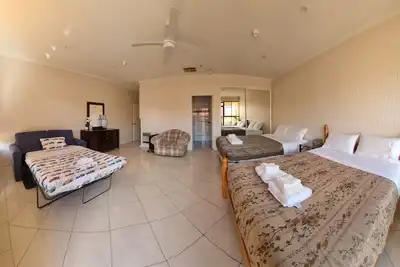 Image de Tuggeranong Short Stay # 10 - Sleeps 6