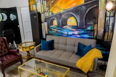 Image de Submersive Art King Bed Wifi Sanitized Downtown