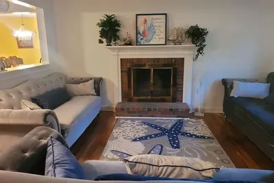 Image de Dream vacation in our 4-Bedroom newly-renovated house 2. 5 miles from the  ocean.