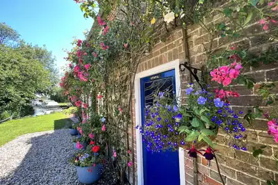 Image de 2 bed waterside Victorian cottage with moorings & fishing